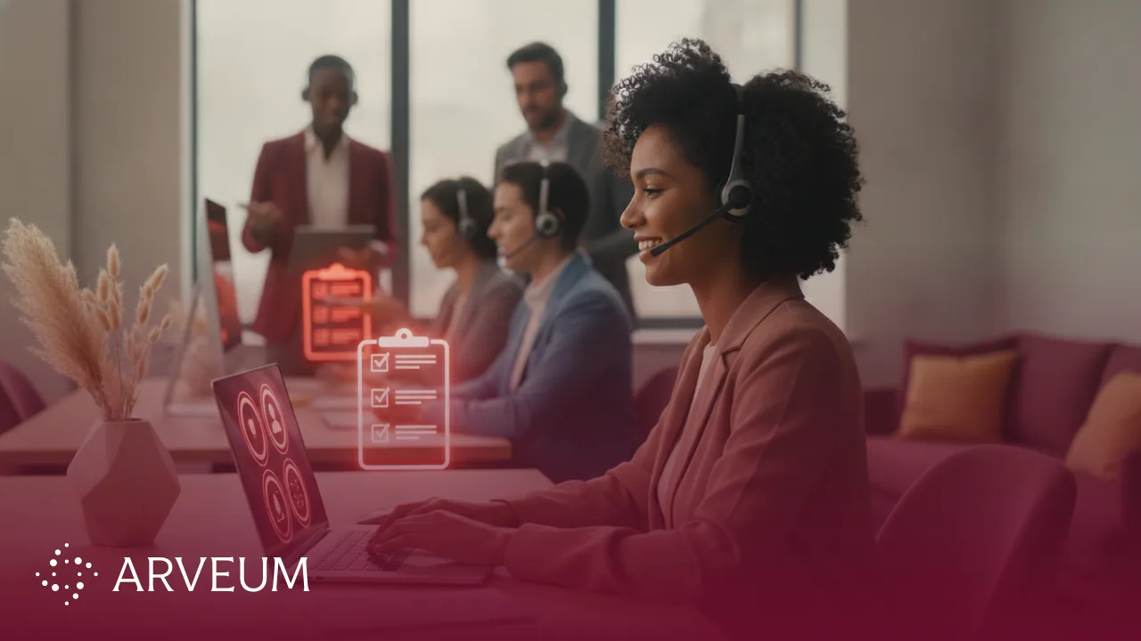 Symbolbild Vorqualifizierung: ein Recruiter führt mit Headset ein kurzes Vorab-Telefonat anhand einer Checkliste.